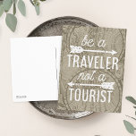 Seien Sie ein Reisender, kein Touristenkartenziffe Postkarte<br><div class="desc">Sei ein Reisender,  kein Tourist. Teilen Sie Ihre Liebe von Reisen mit unserer weltweit schicken Postkarte,  die das Zitat in der weißen Monoline-Typografie mit zwei Pfeilen Illustrationen zeigt. Hintergrund ist ein Sepia Ton Vintag 1708 Weltkarte.</div>