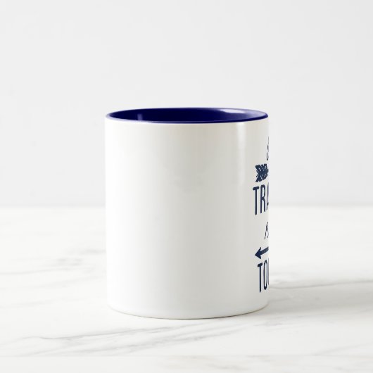 Seien Sie ein Reisender und kein touristischer Typ Zweifarbige Tasse (Mittel)