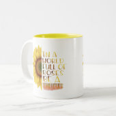 Seien Sie ein Sonnenblumenangebot Zweifarbige Tasse (Vorderseite Links)