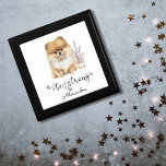 Seien Sie ein starker Spitz, eine Welpe-Aquarell-I Erinnerungskiste<br><div class="desc">Entdecken Sie den herzerwärmenden Charme der Geschenkboxen "Be Strong Spitz Puppy Watercolor Illustration". Dieses Design, das eine wunderbare Illustration eines Spitz Welpen neben einem rustikalen Briefkasten enthält, strahlt Wärme und Ermutigung aus. Die Szene wird durch den inspirierend Satz "Be Strong" ergänzt, der in eleganter Kalligrafie geschrieben ist und dem Gesamtbild...</div>