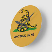 Seien Sie ein wahrer Libertärer Treten Sie mir nic Runde Wanduhr (Winkel)