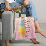 Seien Sie eine Ananas-Aquarellfärbung Tasche<br><div class="desc">Seien Sie eine Ananas Tote Tasche - präsentieren Sie unsere Aquarell-Typografie Zitat Art Tote Tag.Der Hintergrund ist eine Aquarellgrundierung in den Farbtönen Gelb und Rosa. Die Abbildung eines Ananas zeigt das Zitat: "Sei Ananas, stehe groß, trage eine Krone und sei innen süß". Eine wirklich wunderbare Geschenkoption für jeden, der will,...</div>
