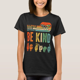 Seien Sie freundlich Autismus Bewusstsein Asl Mama T-Shirt