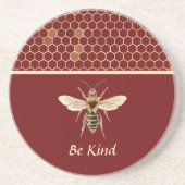 Seien Sie freundlich Bee und Honeycomb auf Burgund Getränkeuntersetzer (Vorne)