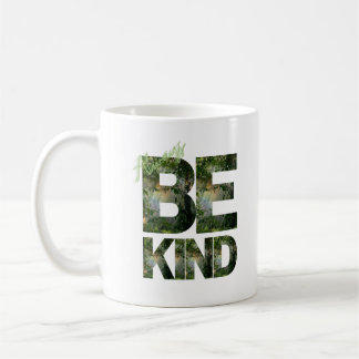 Seien Sie freundlich - fette Tasse mit Urwaldbrief