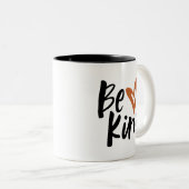 Seien Sie freundlich gebürstetes Skriptherz Zweifarbige Tasse (VorderseiteRechts)