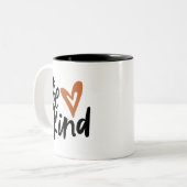 Seien Sie freundlich gebürstetes Skriptherz Zweifarbige Tasse (Vorderseite Links)