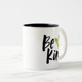 Seien Sie freundlich gebürstetes Skriptherz Zweifarbige Tasse (VorderseiteRechts)