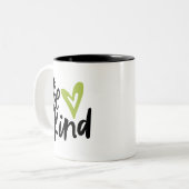 Seien Sie freundlich gebürstetes Skriptherz Zweifarbige Tasse (Vorderseite Links)