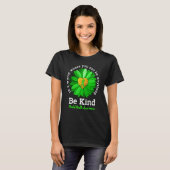 Seien Sie freundlich grüne Multifunktionsblume Son T-Shirt (Vorne ganz)