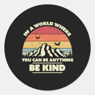 Seien Sie freundlich in einer Welt, in der Sie all Runder Aufkleber