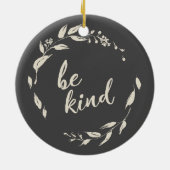 Seien Sie freundlich inspirierender Zitat Blumenre Keramik Ornament (Hinten)