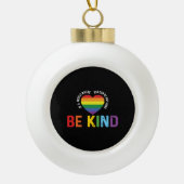 Seien Sie freundlich LGBT Gay Les Pride Rainbow Keramik Kugel-Ornament (Vorderseite)