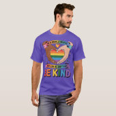 Seien Sie freundlich LGBTQ Rainbow Heart Unity & P T-Shirt (Vorne ganz)