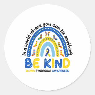 Seien Sie freundlich Rainbow World Down Syndrome A Runder Aufkleber