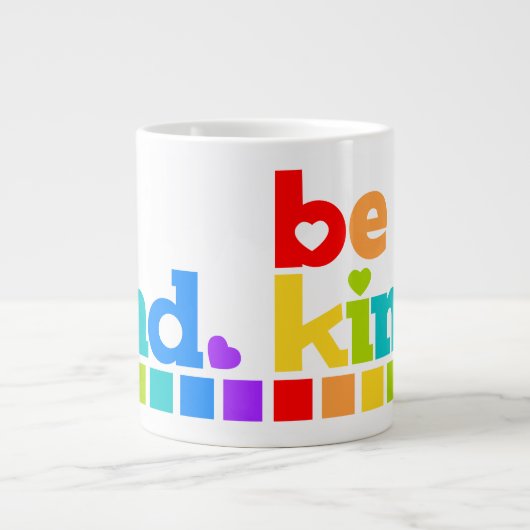 Seien Sie freundlich Regenbogen Grafik Text Slogan Jumbo-Tasse (Vorderseite)