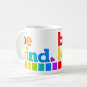 Seien Sie freundlich Regenbogen Grafik Text Slogan Kaffeetasse (Vorderseite Links)