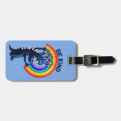Seien Sie freundlich - Süße Figur-Regenbogen-Posit Gepäckanhänger (Vorderseite horizontal)