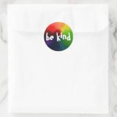 Seien Sie freundlich Typografie Rainbow Nebula Flu Runder Aufkleber (Tasche)