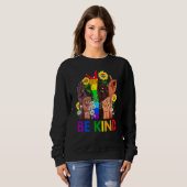 Seien Sie freundlich und sprechen Sie LGBTQ Gay Le Sweatshirt (Vorne ganz)