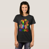 Seien Sie freundlich und sprechen Sie LGBTQ T-Shirt (Vorne ganz)