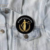 Seien Sie freundlich zum Jurytag - Lady Justice Button (Beispiel)