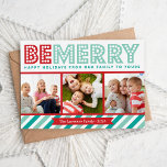 Seien Sie froh, Familie Foto Collage Urlaubskarte Feiertagskarte<br><div class="desc">Niedliches, modernes Weihnachtsfotografiedesign mit einer Collage aus Foto mit Platz für 3 Ihrer Fotos und farbenfroher, lustiger, skurriler Typografie, die Be Merry Happy Holidays von Our Family to Yours mit einer fett gestreiften Grenze unten liest. Personalisieren Sie das Design mit dem Namen Ihrer Familie und dem Jahr. Gutes Koordinieren der...</div>