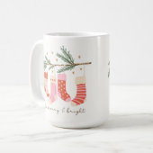 Seien Sie frohe und helle Weihnachts-Strümpfe auf Kaffeetasse (Vorderseite Links)