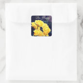 Seien Sie glücklich Quadratischer Aufkleber (Tasche)