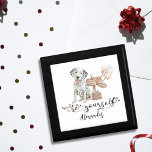 Seien Sie Ihr Dalmatiner Puppy Custom Erinnerungskiste<br><div class="desc">Stellen Sie Ihrer Dekoration eine herzliche Touch mit unserem "Be Yourself Dalmatiner Puppy Custom Gift" vor. Dieses charmante Design besticht durch einen bezaubernden Dalmatiner-Welpen, der neben einem whimsical Briefkasten sitzt und von dem weiche, weiße Ballons sanft nach oben schweben. Die Szene wird wunderschön mit einer Geschenkboxen hervorgehoben, was sie zu...</div>