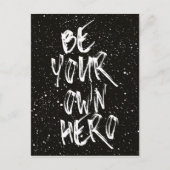 Seien Sie Ihr eigener Held-Zitat (schwarz) Postkarte (Vorderseite)