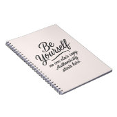 Seien Sie Ihr selbst inspirierendes Zitat Typograf Notizblock (Rechte Seite)