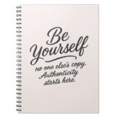 Seien Sie Ihr selbst inspirierendes Zitat Typograf Notizblock (Vorderseite)