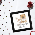 Seien Sie Ihr Spitz Welpen Illustration Erinnerungskiste<br><div class="desc">Freuen Sie sich auf den Charme der Geschenkboxen "Be Yourself Spitz Puppy Illustration", die eine bezaubernde Abbildung eines Spitz Welpen zeigt, der neben einem Briefkasten stehend ist, in dem weiche, weiße Ballons entstehen. Diese beliebte Szene, komplett mit Geschenk, macht es zu einer idealen Ergänzung zu jedem Kinderzimmer Zimmer, ideal für...</div>