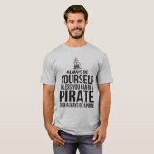 Seien Sie immer sich, es sei denn Sie ein Pirat T-Shirt (Vorne ganz)