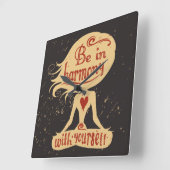 Seien Sie in Harmonie mit sich selbst 2 Quadratische Wanduhr (Winkel)