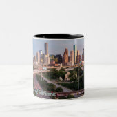 Seien Sie jemand in Houston, Texas Zweifarbige Tasse (Mittel)