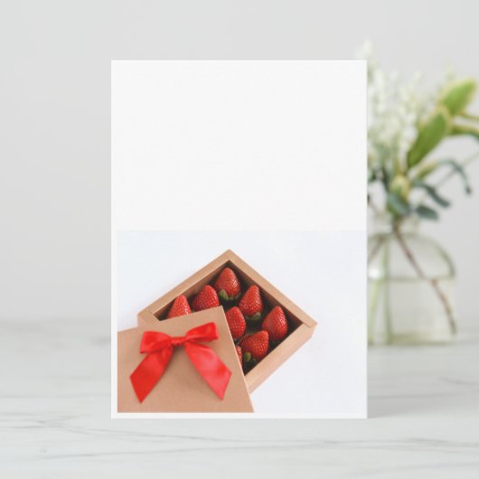 Seien Sie mein Valentiner Roter Bug Erdbeeren Gold Einladung (Stehend Vorderseite)