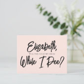 Seien Sie meine Bridesmaid Funny Peak Einladung Po (Stehend Vorderseite)