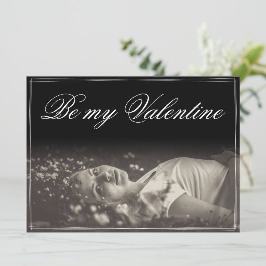 Seien Sie meine Valentinin - lügende junge Frau (Stehend Vorderseite)