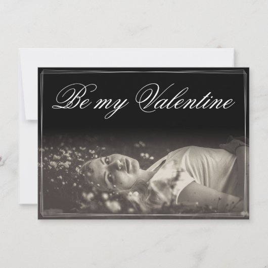 Seien Sie meine Valentinin - lügende junge Frau (Vorderseite)