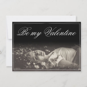 Seien Sie meine Valentinin - lügende junge Frau