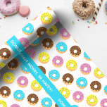 Seien Sie mit Sprinklen zufrieden Geschenkpapier<br><div class="desc">Dieses Verpackungspapier zeichnet sich durch ein Muster von Donuts mit pastellfarbenem Eis und Sprinklen aus. Die hellblaue Band in der Mitte liest "donut care,  be happy!" im weißen Schriftart.</div>