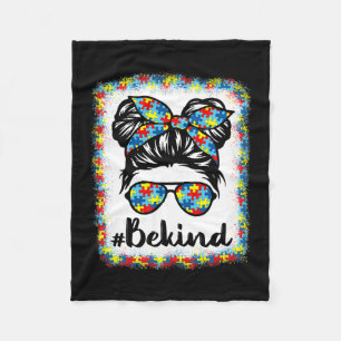 Seien Sie nett Autismus Bewusstsein Messy Bun Girl Fleecedecke