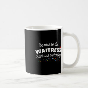 Seien Sie nett zur Kellnerin, die der Weihnachtsma Kaffeetasse