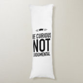 Seien Sie neugierig schwarz Seitenschläferkissen (Vorderseite Vertikal)