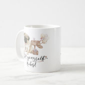 Seien Sie Niedlicher Mops-Welpe neben dem Postfach Kaffeetasse (Vorderseite Links)