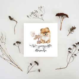 Seien Sie Niedlicher Spitz-Welpe neben dem Postfac Einladung