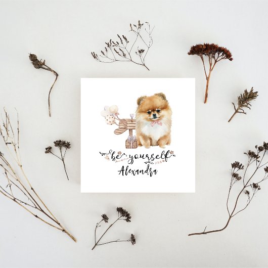 Seien Sie Niedlicher Spitz-Welpe neben dem Postfac Einladung