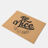 Seien Sie Nizza oder gehen Sie lustiges Zitat weg Fußmatte (Schrägansicht)